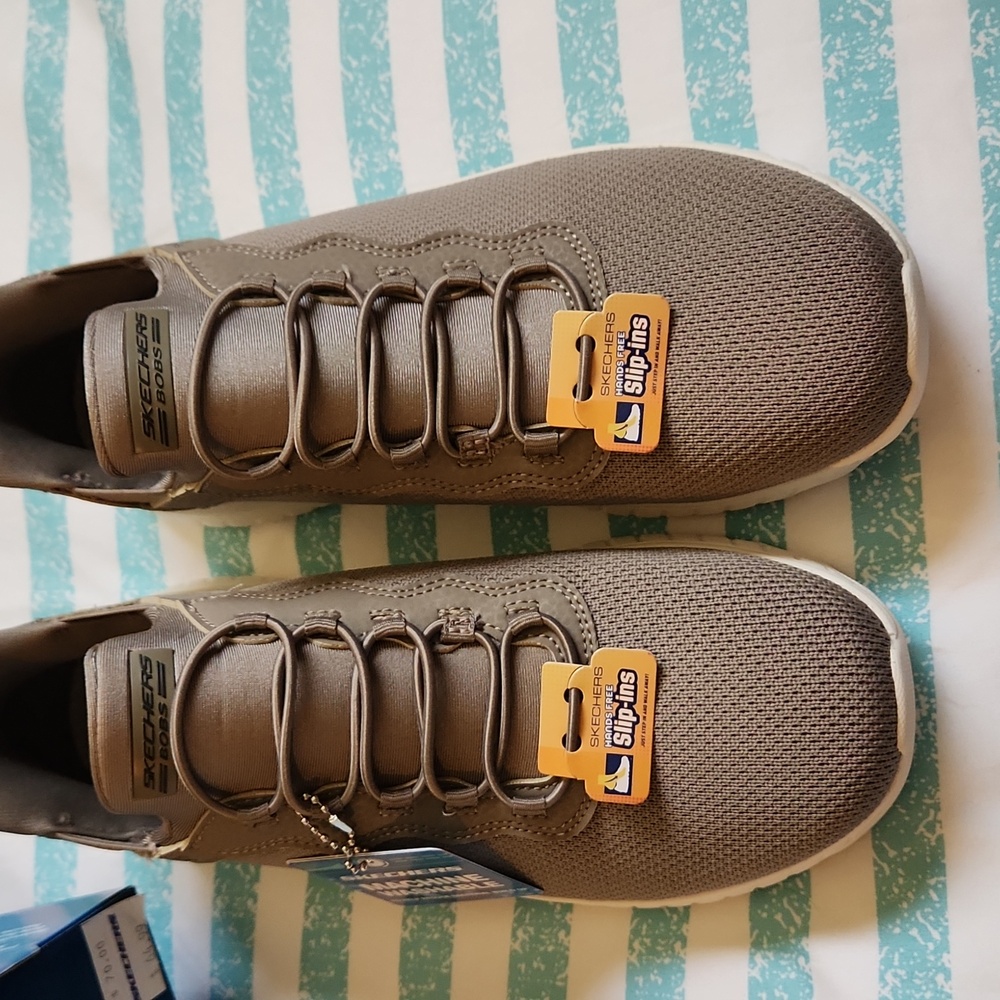 NIB SKECHERS SLIP INS